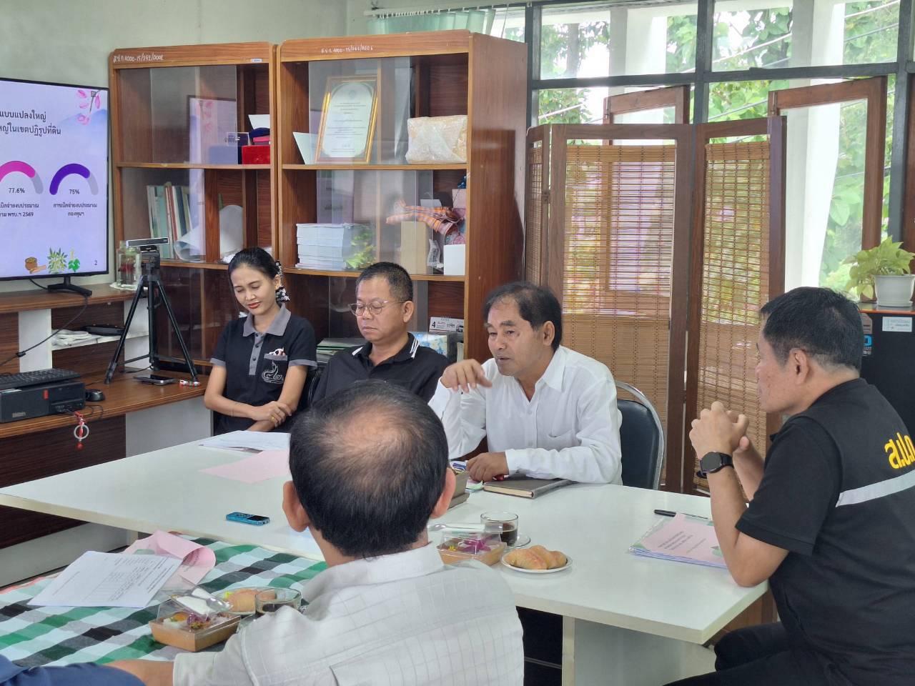 title - ผู้ตรวจราชการ ส.ป.ก. ลงพื้นที่จังหวัดสกลนคร ประชุมติดตามความก้าวหน้าผลการดำเนินงาน พร้อมตรวจเยี่ยมให้กำลังใจเกษตรกรในเขตปฏิรูปที่ดิน 